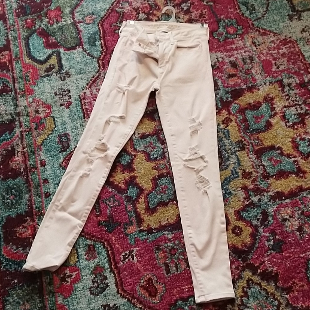 Light pink American Eagle ripped skinny jeans!